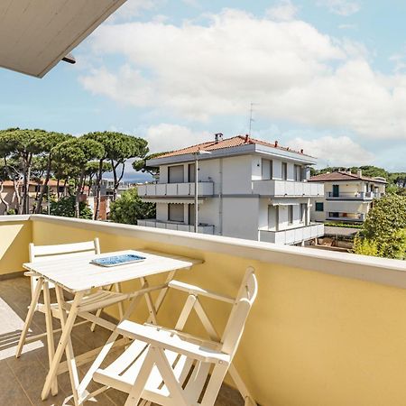 Comfy Apartment With Private Parking Near The Beach! Виареджо Экстерьер фото