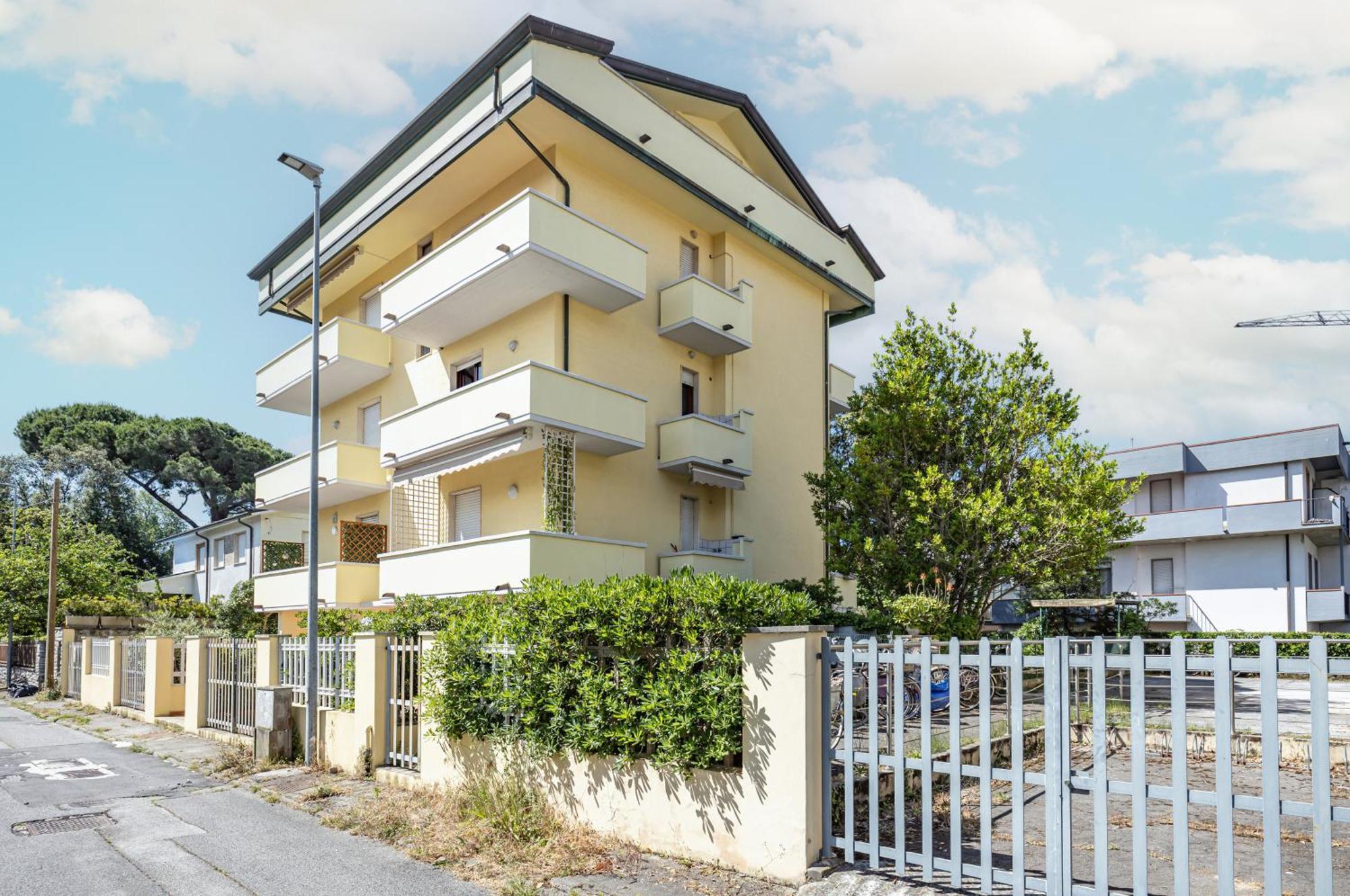 Comfy Apartment With Private Parking Near The Beach! Виареджо Экстерьер фото